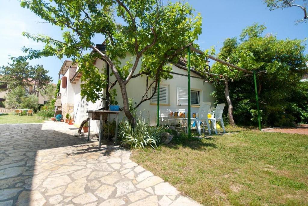 Sunny Grandma'S Garden Apartment Baška Eksteriør billede