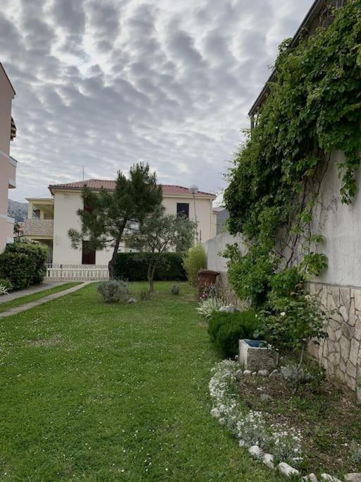 Sunny Grandma'S Garden Apartment Baška Eksteriør billede