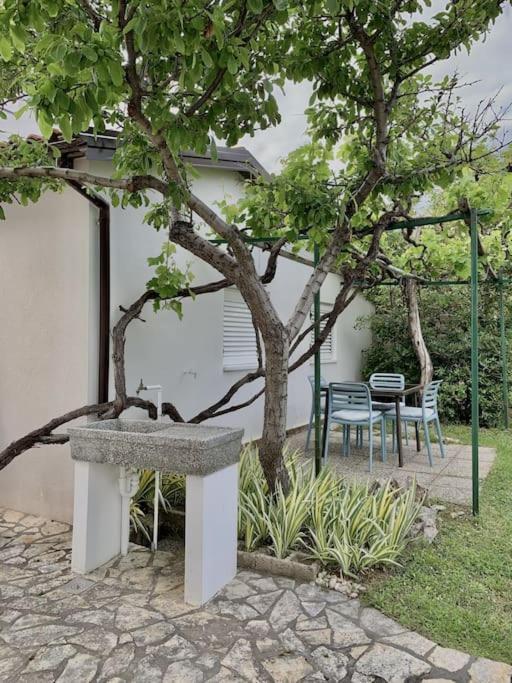 Sunny Grandma'S Garden Apartment Baška Eksteriør billede